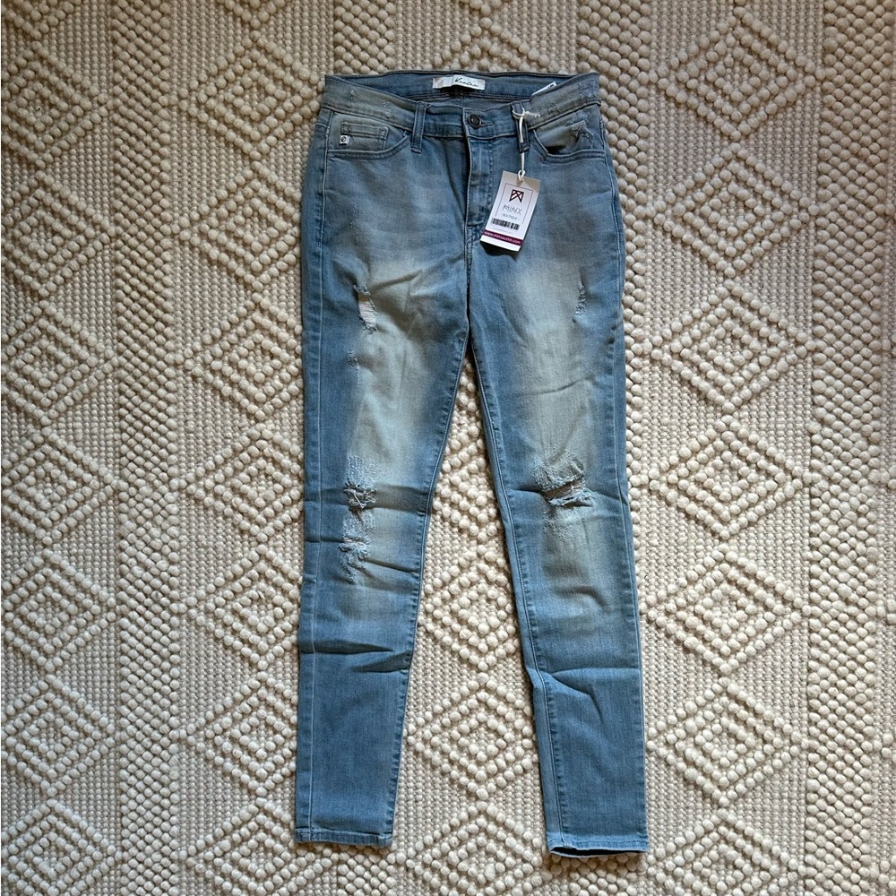 KanCan light wash girlfriend jeans. Size 7/27. 29 1/2” inseam. NWT.